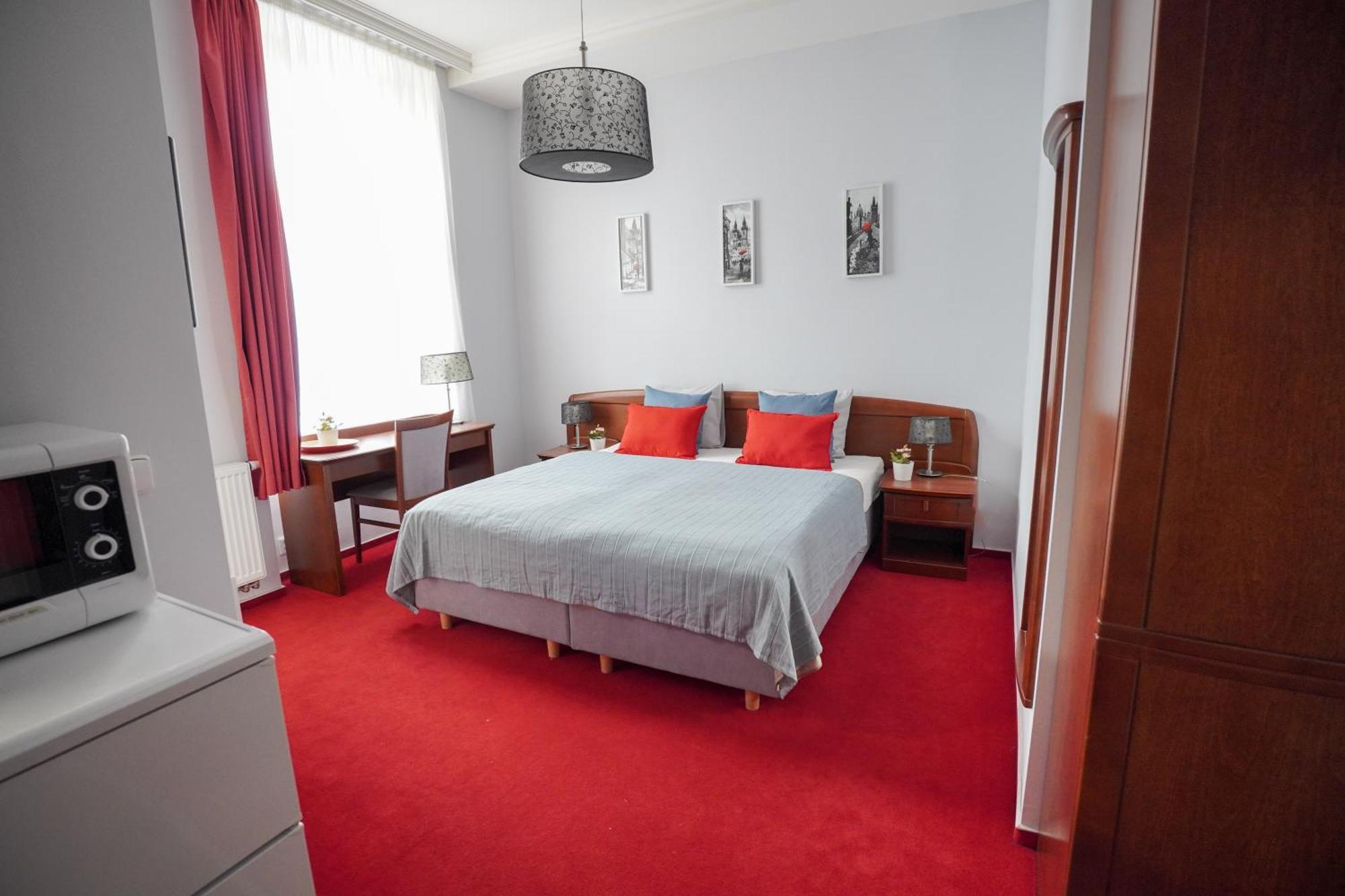 Elegant & Stylish Center Apartments! براغ المظهر الخارجي الصورة