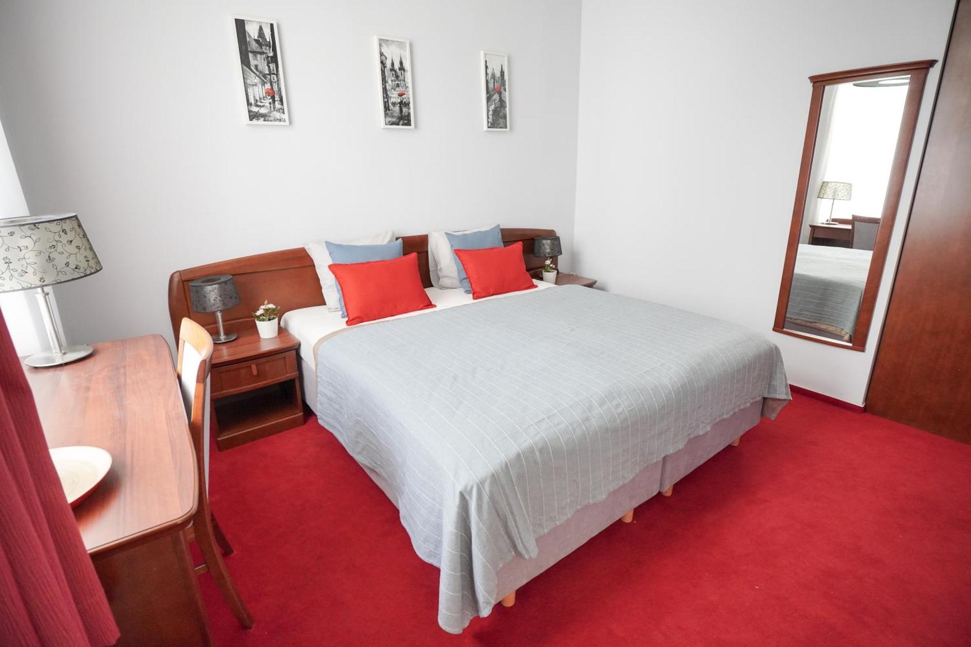 Elegant & Stylish Center Apartments! براغ المظهر الخارجي الصورة